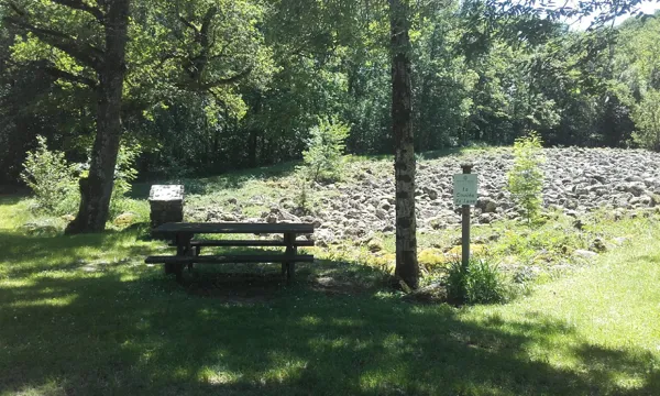Aire de pique-nique à La Coulée de Lave, OFFICE DE TOURISME DU CANTON DE MUR DE BARREZ