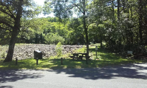 Aire de pique-nique à La Coulée de Lave, OFFICE DE TOURISME DU CANTON DE MUR DE BARREZ