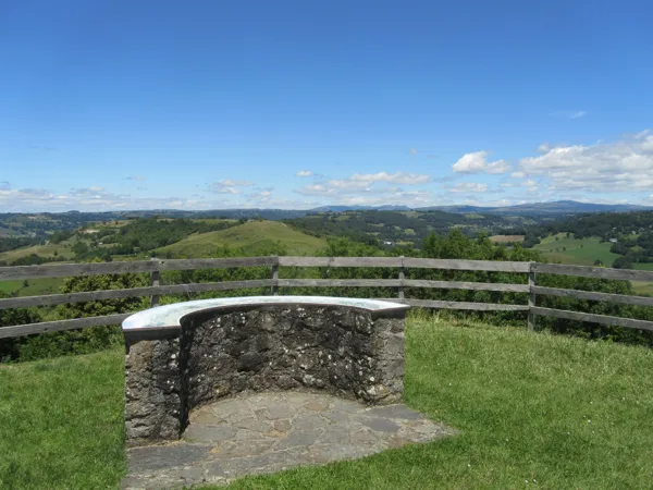 Aire de pique-nique à l'esplanade de Mur-de-Barrez, OFFICE DE TOURISME DU CANTON DE MUR DE BARREZ