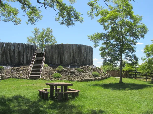 Aire de pique-nique à l'esplanade de Mur-de-Barrez, OFFICE DE TOURISME DU CANTON DE MUR DE BARREZ