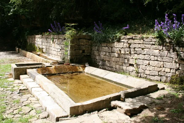 Aire de Pique-nique - Fontaine du Théron à Buzeins, Office de Tourisme des Causses à l'Aubrac