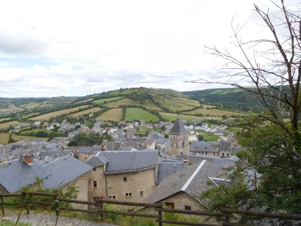 Aire de Pique-Nique sous le château de Sévérac, Office de Tourisme des Causses à l'Aubrac