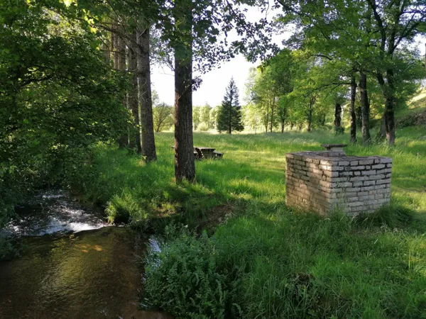 Aire de pique-nique de la fontaine d'Esparces à  Vimenet, Office de Tourisme des Causses à l'Aubrac
