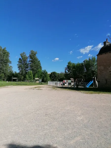 Parking - Terrain de pétanque, Office de Tourisme des Causses à l'Aubrac