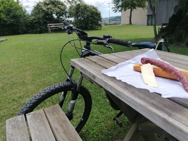 Aire de Pique-nique - Maison des Dolmens à Buzeins, Office de Tourisme des Causses à l'Aubrac