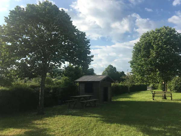 Aire de Pique-nique - Maison des Dolmens à Buzeins, Office de Tourisme des Causses à l'Aubrac