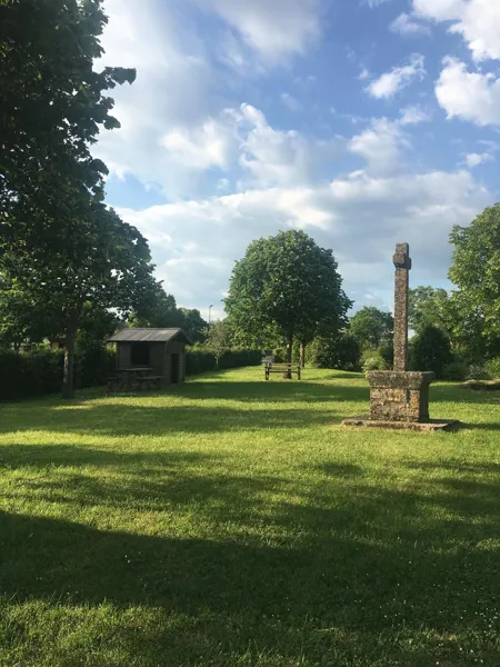 Aire de Pique-nique - Maison des Dolmens à Buzeins, Office de Tourisme des Causses à l'Aubrac