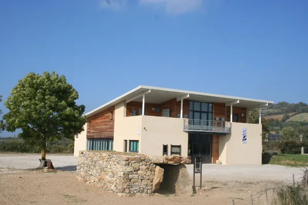 Aire de Pique-nique - Maison des Dolmens à Buzeins, Office de Tourisme des Causses à l'Aubrac