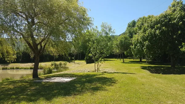 Aire de pique-nique du Lac du Ponteil à Sévérac l'Eglise, Office de Tourisme des Causses à l'Aubrac