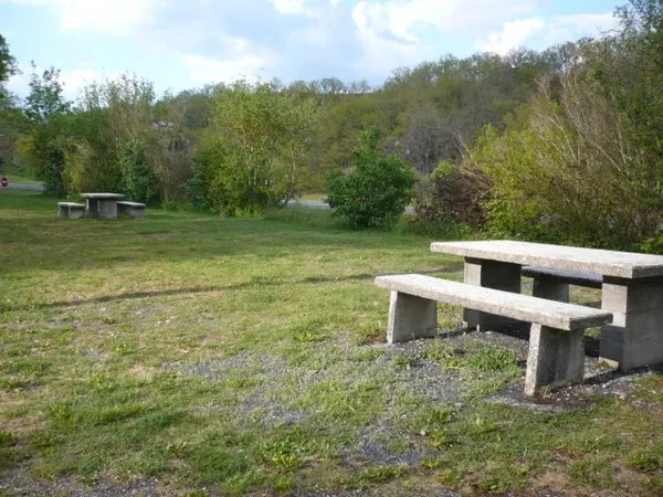 Aire de pique-nique, OFFICE DE TOURISME DE PARELOUP LEVEZOU