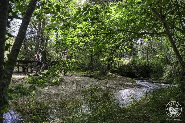 Aire de pique-nique de l'espace Ladoux, OFFICE DE TOURISME LARZAC VALLEES