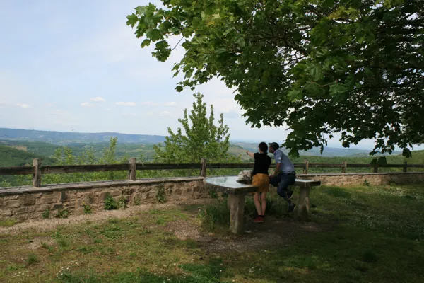 Point de vue, table d'orientation et tables de pique-nique de