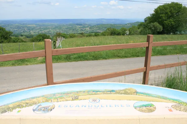 Point de vue, table d'orientation et table de pique-nique