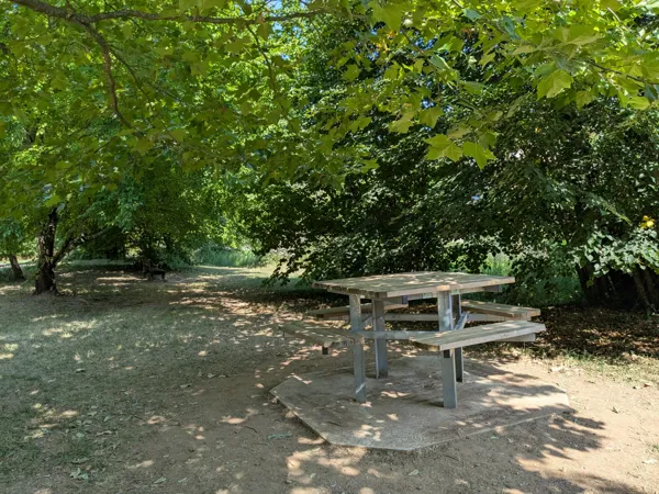 Table de pique-nique du Foirail à Espalion, OT Terres d'Aveyron
