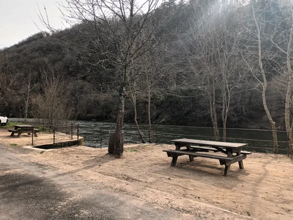 Aire de repos au bord du Lot