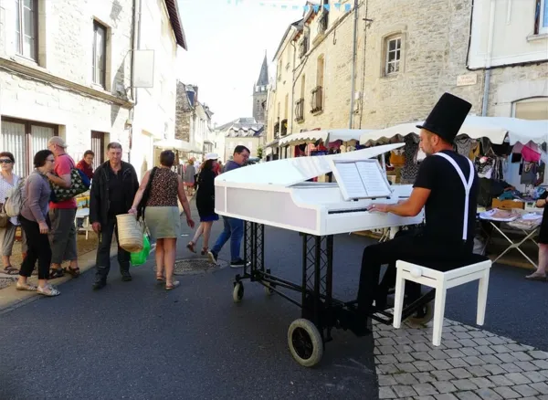 Marché du mardi matin à Laissac : animation musicale avec le Piano Bohème