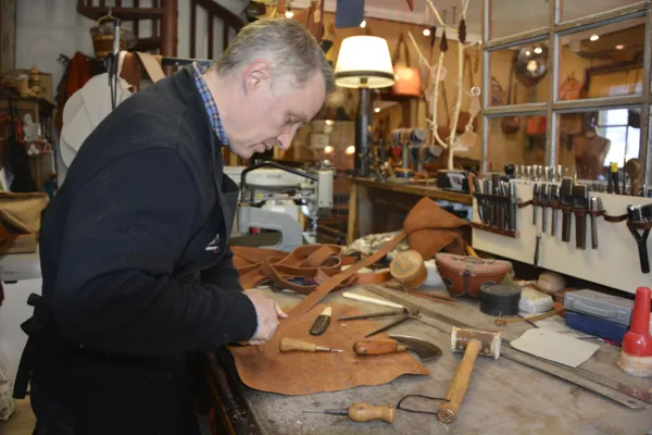 Métiers d'art en lumière - Lin Alberici - maître sellier