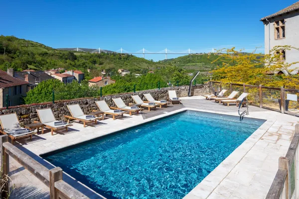 Piscine avec vue sur le viaduc
Ouverte du 1er Mai au 30 Septembre, CHATEAU DE CREISSELS