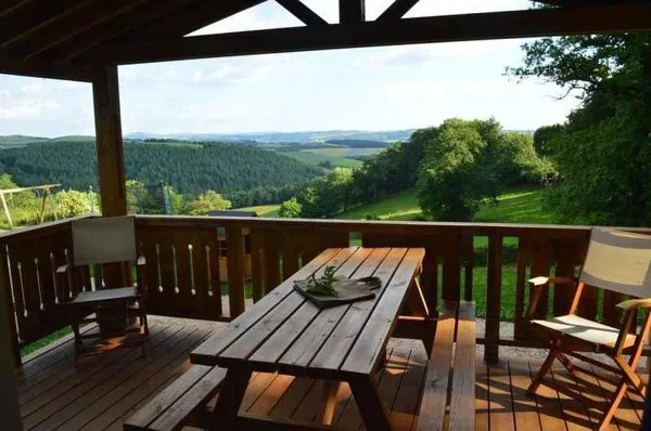 Jardin de chalets- Terrasse couverte, OFFICE DE TOURISME DE PARELOUP LEVEZOU