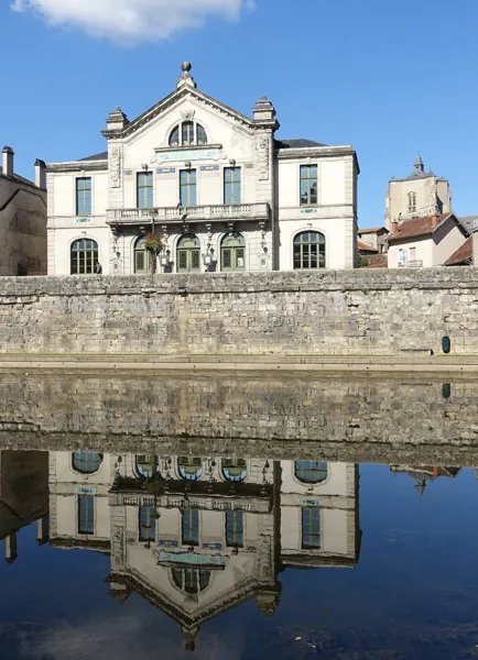 La façade du théâtre, protégée au titre des Monuments Historiques, Ville de Villefranche de Rouergue