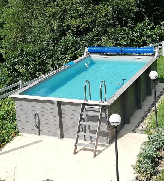 Piscine vue de la terrasse du gîte
Démentions 6m60x3m50, piscine