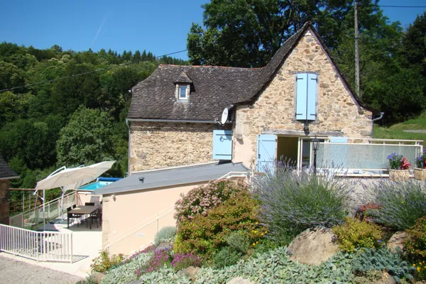 Gîte vue du garage avec sa rocaille, Gîte vue du garage