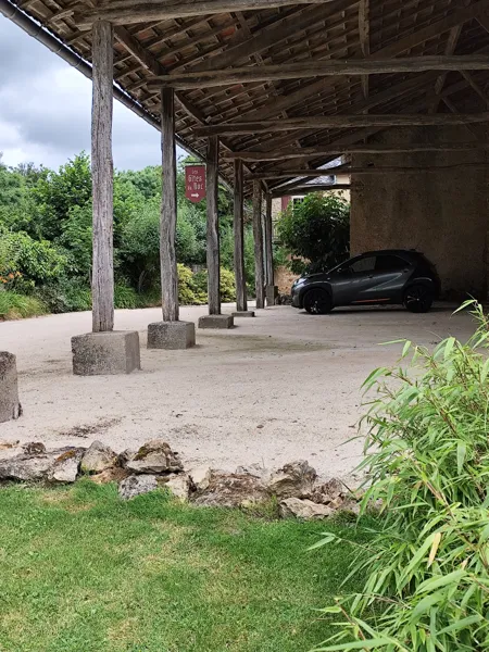 carport pour le stationnement à l'intérieur de la propriété