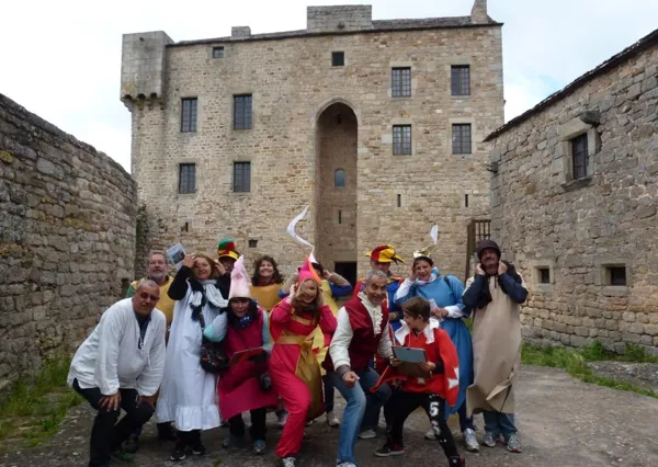 Groupe qui visite le château de Montaigut, Dame soury