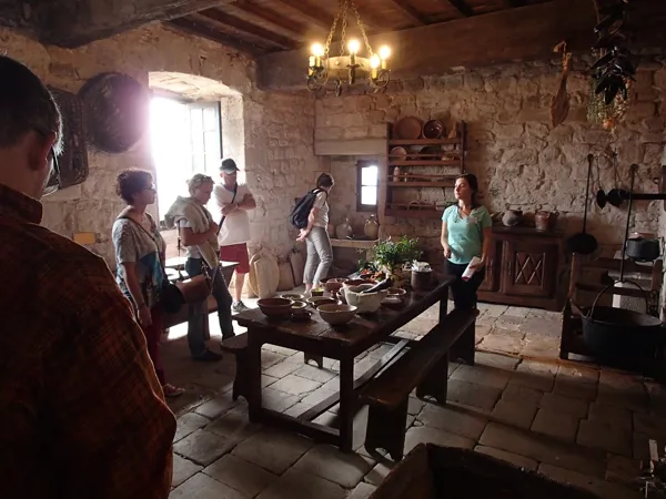 visite de la cuisine, château de Montaigut