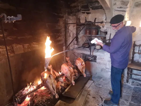 Jambon à la broche dans la vieille cuisine, Château de Latour-sur-Sorgues