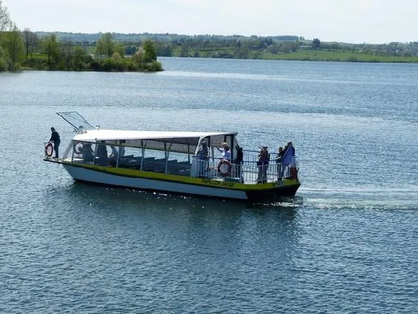 Bateau-promenade Le Papillon Jaune sur le lac de Pareloup, OFFICE DE TOURISME DE PARELOUP LEVEZOU
