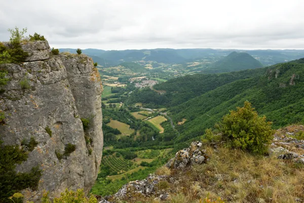 Le rocher des Cuns surplombe la vallée de la Dourbie., Claude Chambaud