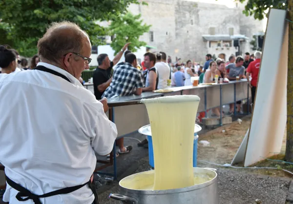 Aligot géant pour la fête à La Cavalerie., Claude Chambaud