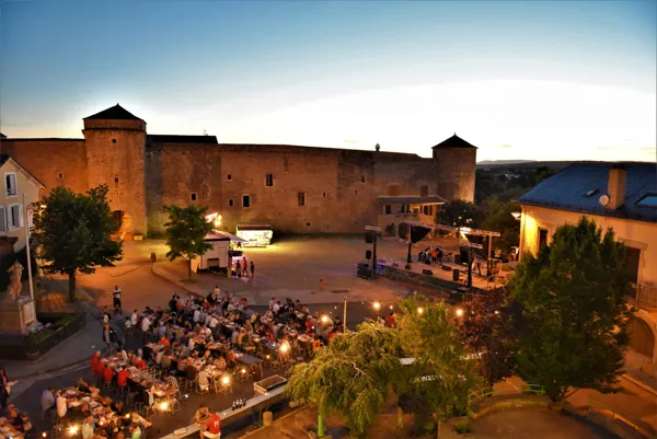 Protégés par les remparts., Claude Chambaud