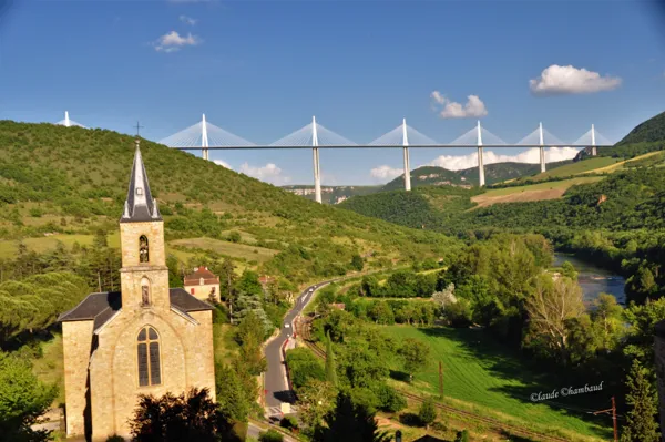 Village troglodyte de Peyre avec vue imprenable sur le viaduc., Claude Chambaud