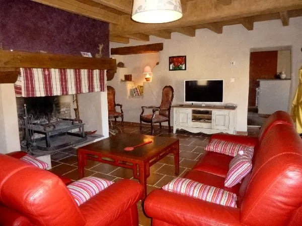 le salon avec sa cheminée, OFFICE DE TOURISME LARZAC TEMPLIER CAUSSES ET VALLEES