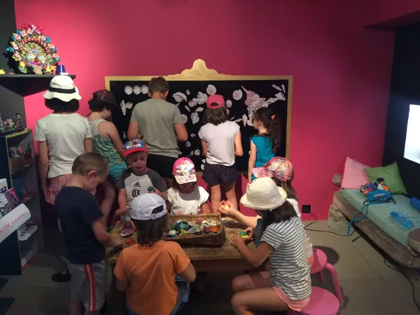 Journée insolite dans la Galerie Paul Amar - Musée des Arts Buissonniers (groupes), Musée des Arts Buissonniers