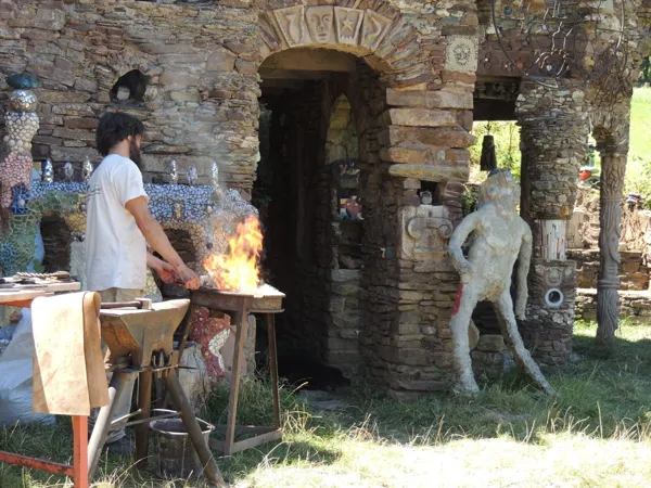 Démonstration de forge à la Construction insolite, Musée des Arts Buissonniers