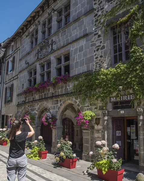 La maison consulaire, actuelle Mairie, André Méravilles_Tourisme en Aubrac