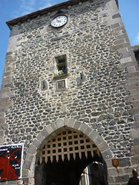 Passer sous la Tour de Monaco, ancienne tour de garde du village fortifié., 