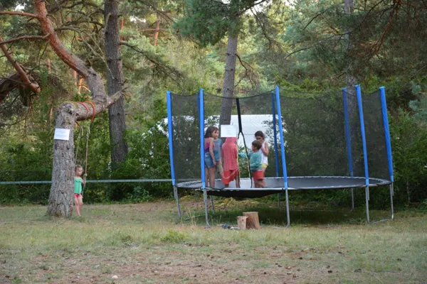 ECO-CAMPING du LARZAC, Aire de jeux, trempoline, 