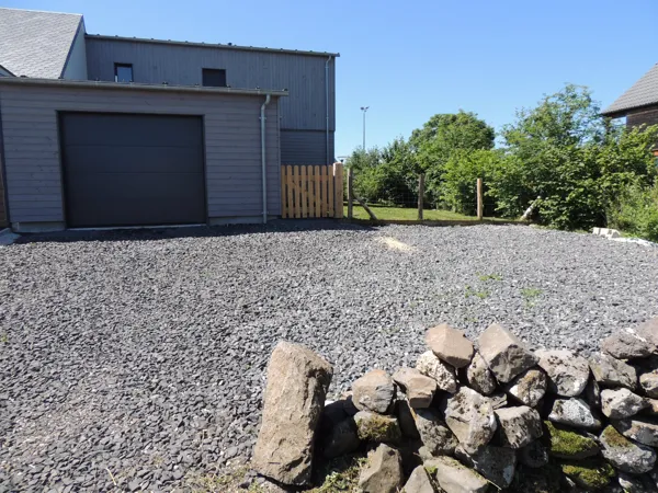 entrée du gîte et garage + parking 2 places, Gite Le Frêne
