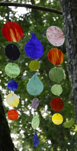 Des suspensions en verre, rappelant les reflets de la lumière dans l'eau, Christiane Veyre