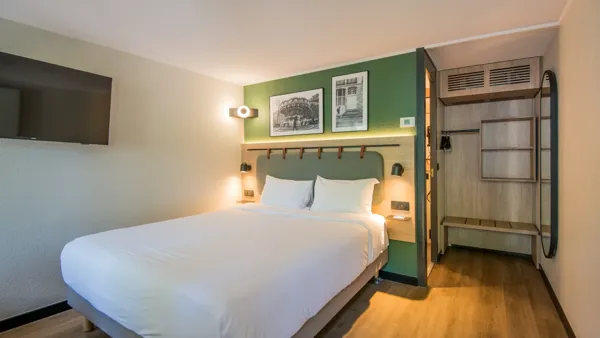 Chambre avec un grand lit, 