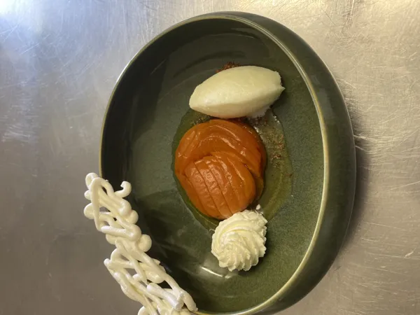 Tatin d'Abricot, glace au lait de Brebis, 