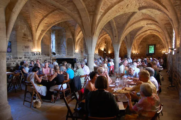 Repas de groupes dans le scriptorium, ©Abbaye de Sylvanès