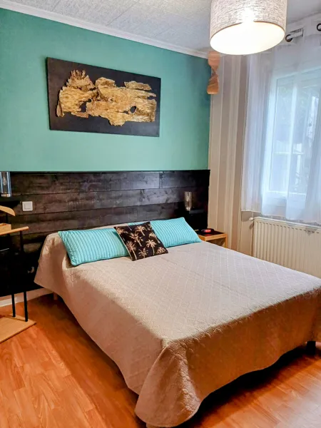 Chambre Côté Est, lit 140, Repère d'Artist