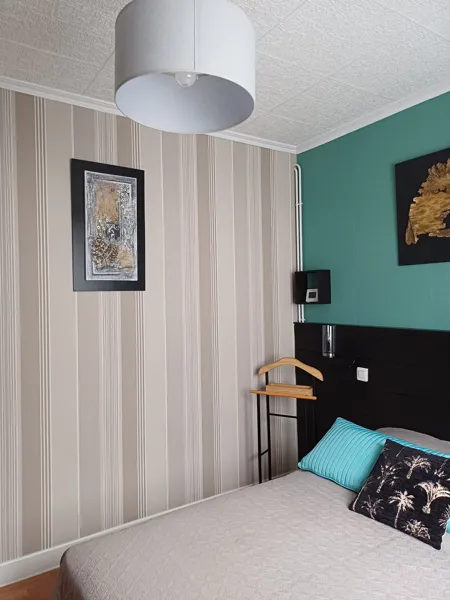 Chambre Côté Est, lit 140, Repère d'Artist