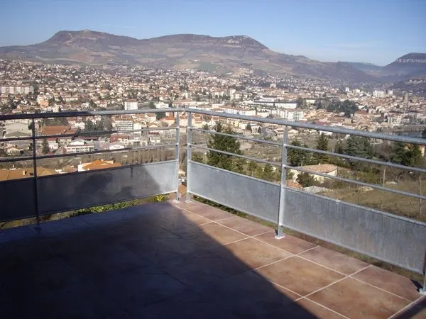 Terrasse, M. et Mme Alain et Isabelle BERNARD