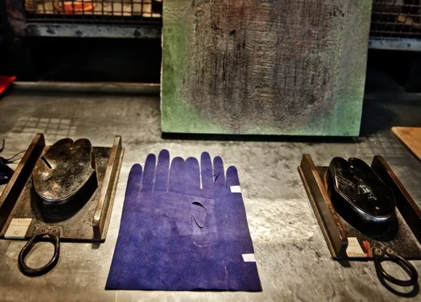 Détail Maison Fabre Ganterie Millau, Maison Fabre ganterie 2020